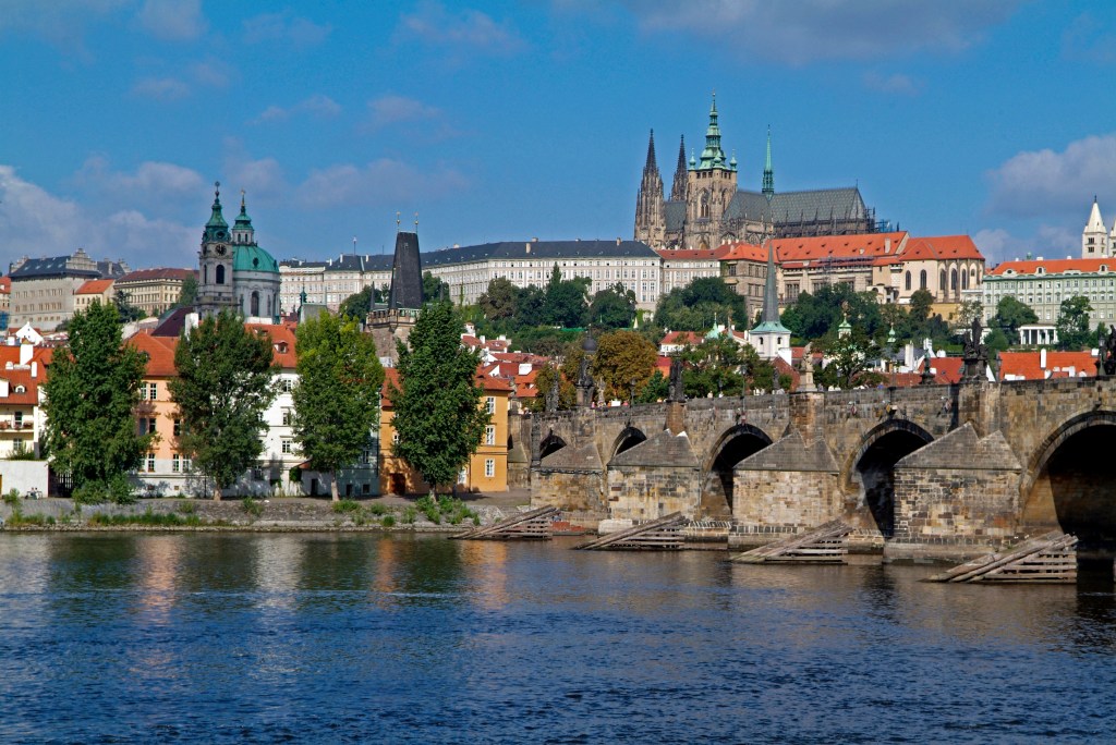 La imagen tiene un atributo ALT vacío; su nombre de archivo es ponte_carlo_-_praga_-_panoramio.jpg